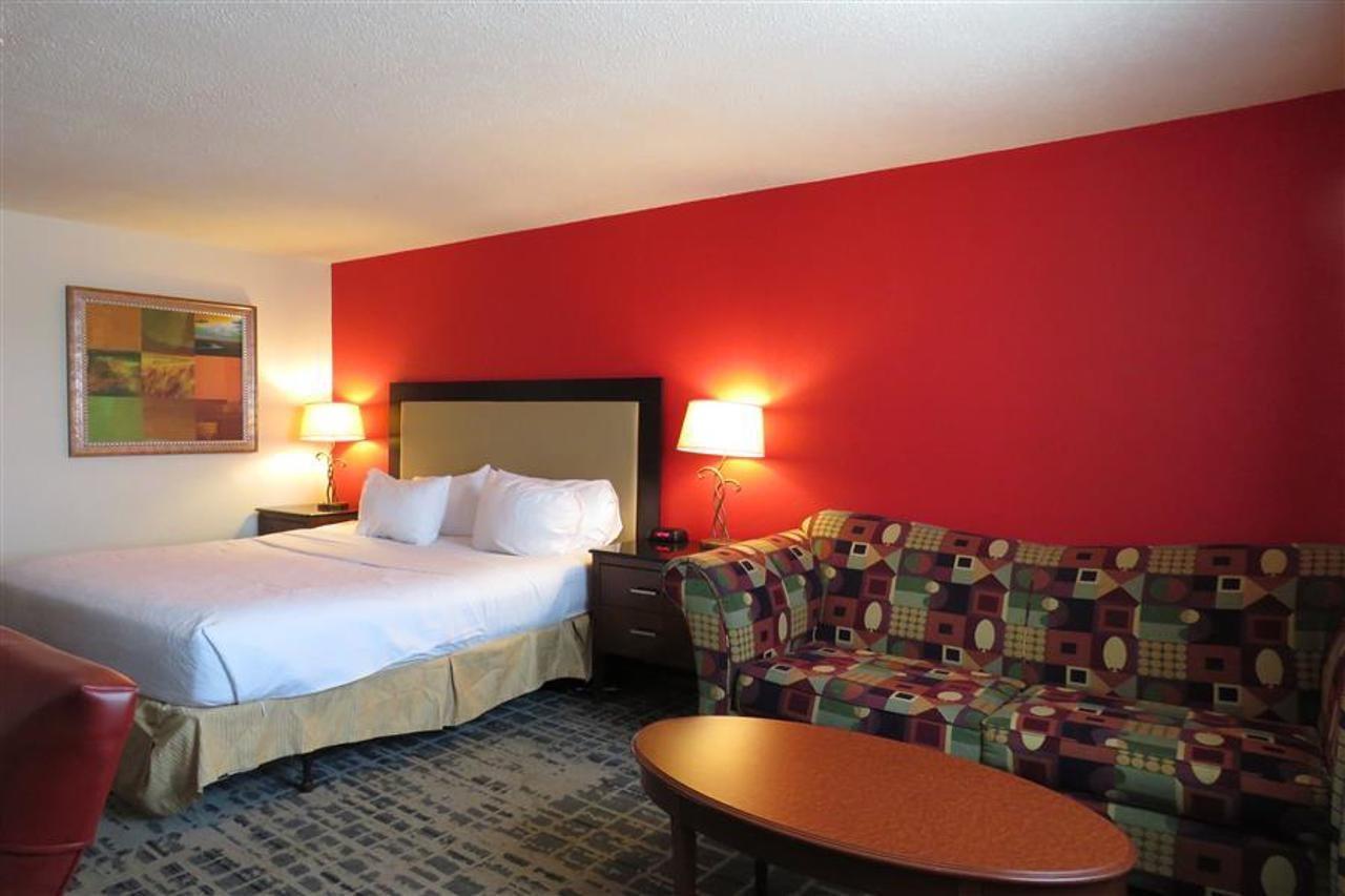 Baymont By Wyndham Ferndale/royal Oak Hotel